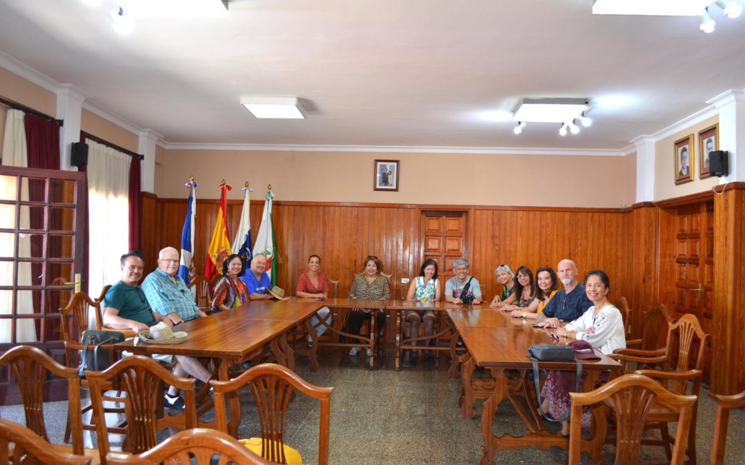 Una delegación americana visita el Ayuntamiento de La Victoria